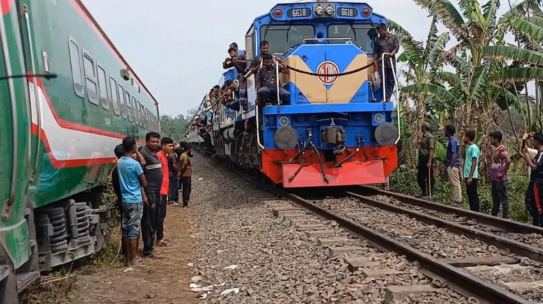 সান্তাহার দুর্ঘটনার ২১ ঘণ্টা পর সচল ট্রেন চলাচল