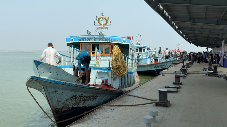 পদ্মায় জাহাজ-লঞ্চ সংঘর্ষে আহত ১০, অল্পের জন্য রক্ষা ২০০ যাত্