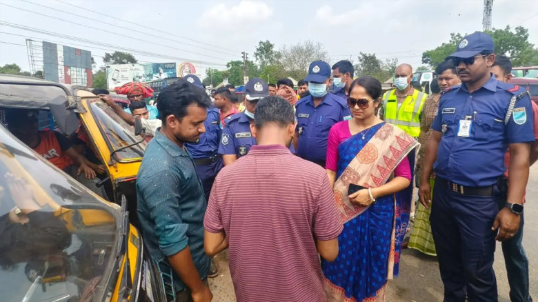 যাত্রী ভেবে ইউএনওর কাছে অতিরিক্ত ভাড়া দাবি, জরিমানা দুই চালক...