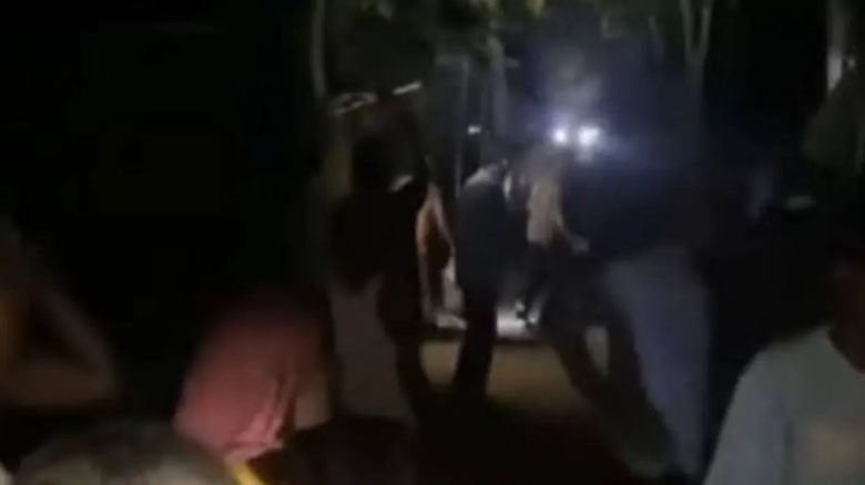 টর্চলাইট জ্বালিয়ে দুপক্ষের সংঘর্ষ, আহত অন্তত ১০