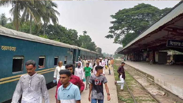 শোলাকিয়ায় ঈদুল ফিতরের জামাতে মুসল্লিদের জন্য বিশেষ ট্রেন