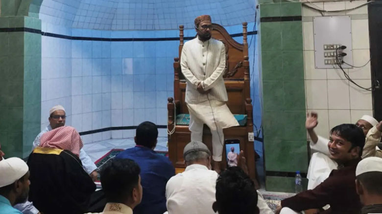 জবিতে ঈদের প্রধান জামাতে ইমামতি করলেন উপাচার্য...