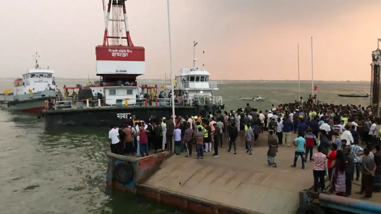 পদ্মায় ডুবে যাওয়া বাস ৯০ ফুট গভীরে, উদ্ধারকাজে চ্যালেঞ্জ