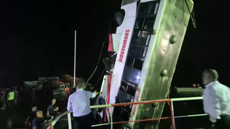 দৌলতদিয়ায় বাস নদীতে পড়ে নিহত ২৩, অধিকাংশ মরদেহ স্বজনদের কাছে