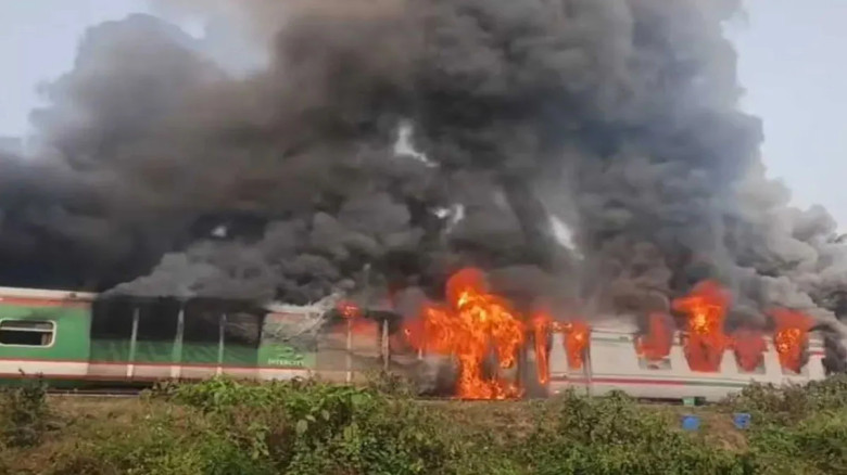 সীতাকুণ্ডে চট্টলা এক্সপ্রেসে আগুন, যাত্রীদের মধ্যে আতঙ্ক