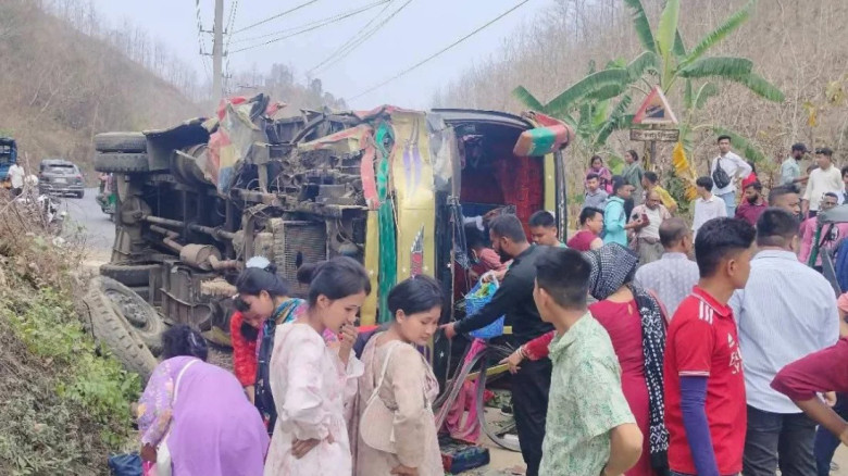 পাহাড়ে ধাক্কা খেয়ে উল্টে গেল বাস, আহত অনেকে