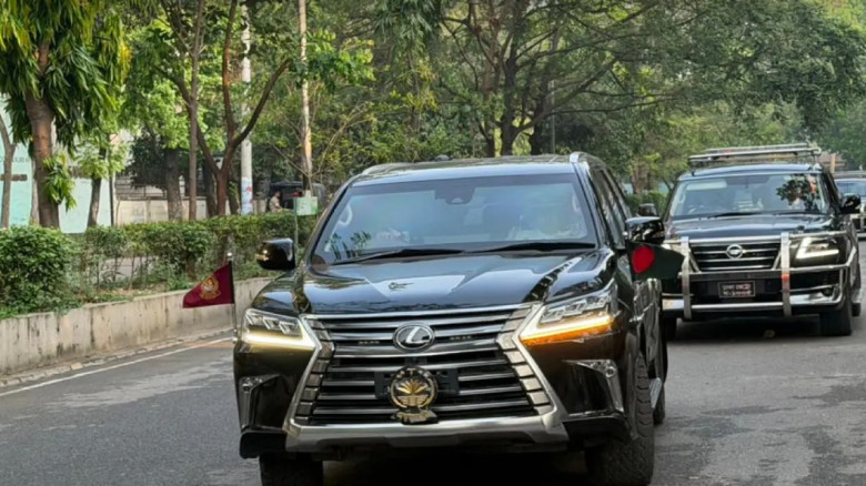 দায়িত্ব নেওয়ার পর প্রথমবার পতাকাবাহী গাড়িতে তারেক রহমান