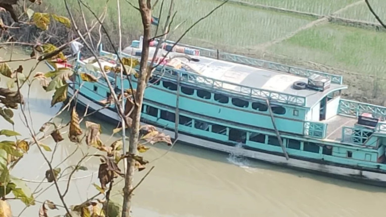 প্রায় ২০০ যাত্রী নিয়ে লঞ্চে দুর্ঘটনা, হতাহতের খবর নেই