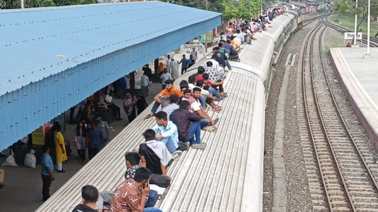 ঈদ শেষে ঢাকামুখী জনস্রোত, ছাদেও বসে ফিরছেন যাত্রীরা