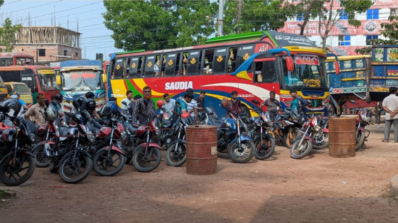পিরোজপুরে তেলের সংকট, পাম্পে দীর্ঘ লাইন—চরম ভোগান্তিতে চালকর