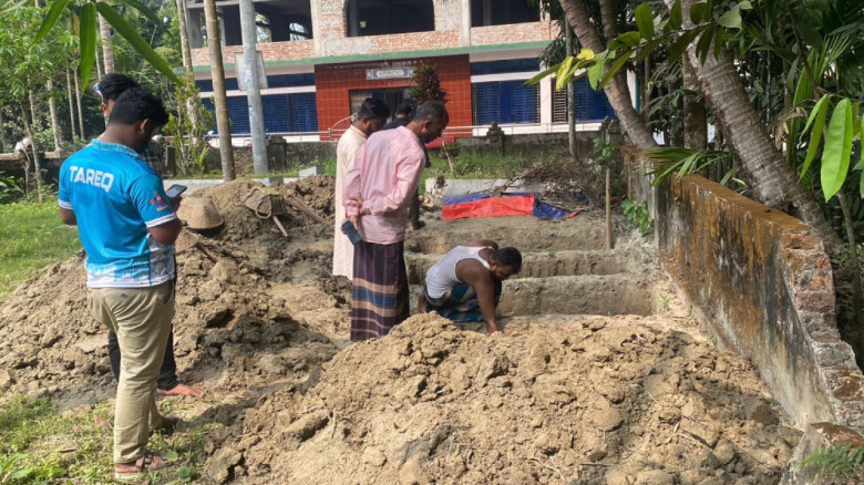 পাশাপাশি ৪ কবর, একসঙ্গে দাফন বাবা-মা ও দুই সন্তান