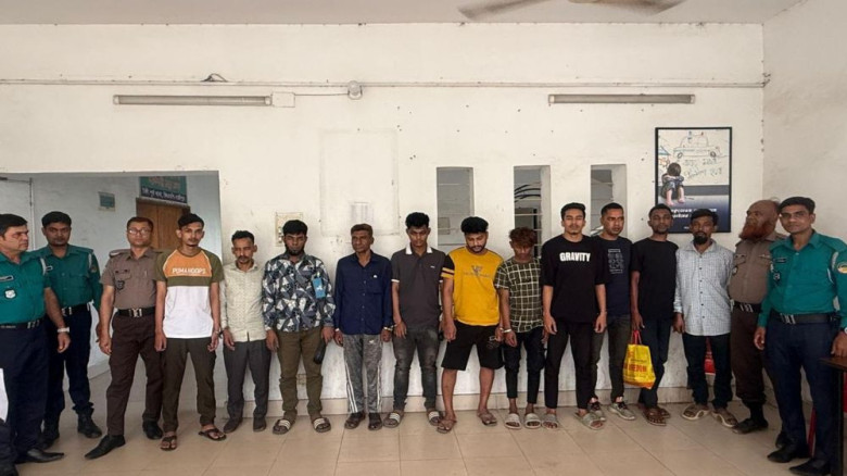 টঙ্গীতে ছিনতাইয়ের সরঞ্জাম ও মাদকসহ ১১ জন গ্রেপ্তার