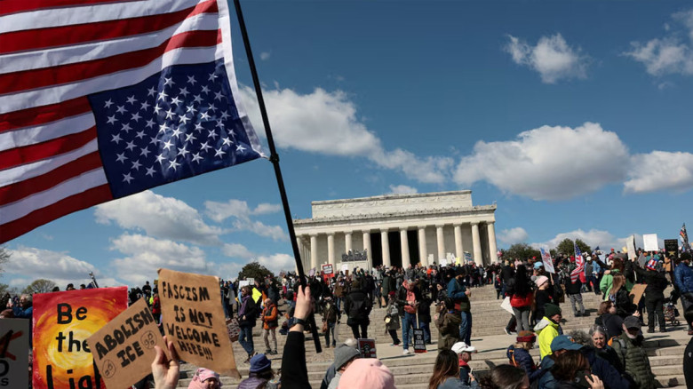 ‘নো কিংস’ আন্দোলনে ফুঁসছে যুক্তরাষ্ট্র দেশজুড়ে প্রতিবাদ, বাড়