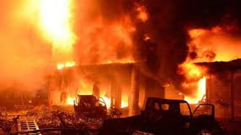 পুরান ঢাকার বংশালে ভবনে আগুন, দ্রুত নিয়ন্ত্রণে ফায়ার সার্ভিস