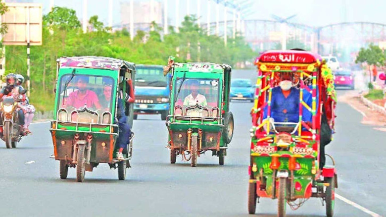 নিয়ন্ত্রণহীন গতিতে ঝুঁকিপূর্ণ ৩০০ ফিট এক্সপ্রেসওয়ে