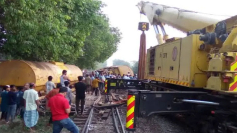 হবিগঞ্জে তেলবাহী ট্রেন লাইনচ্যুত, ১১ ঘণ্টা ধরে সিলেটের সঙ্গে