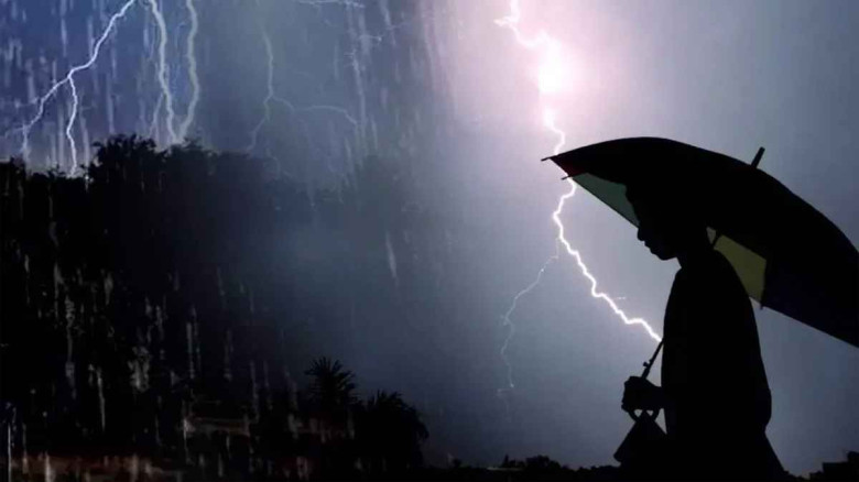 বজ্রবৃষ্টির পূর্বাভাস, সোমবার থেকে বাড়তে পারে বৃষ্টিপাত