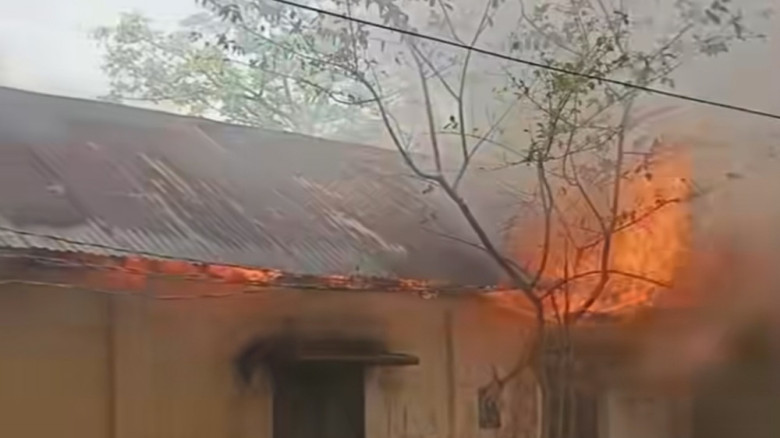 কেন্দুয়ায় শর্ট সার্কিটে আগুন, আহত ৪ জন