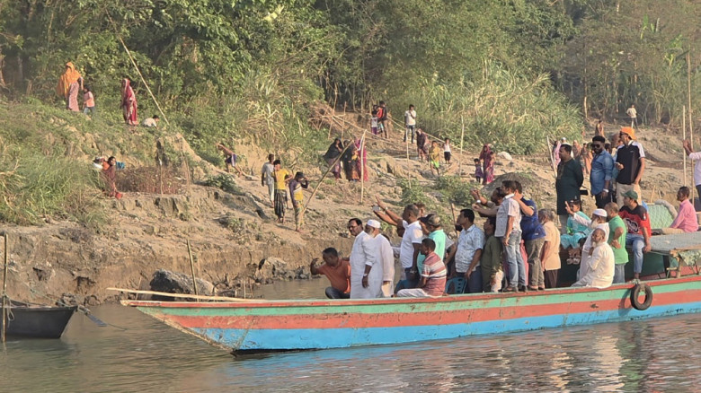 যমুনার ভাঙনে বিপর্যস্ত শিবালয়, পরিদর্শনে এমপি জিন্নাহ কবির