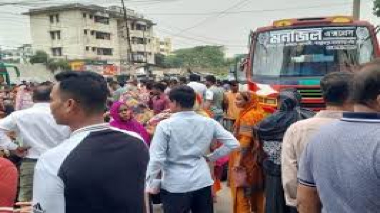 বেতনের দাবিতে তেজগাঁওয়ে সড়ক অবরোধ, ভোগান্তিতে যাত্রীরা