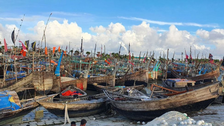 জ্বালানি সংকটে সাগরে যেতে পারছেন না জেলেরা