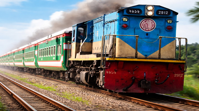 নওগাঁয় চলন্ত ট্রেন থেকে লাফ, পুলিশ সদস্যের দুই পা বিচ্ছিন্ন