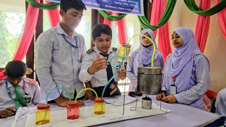 পঞ্চগড়ে বিজ্ঞান মেলায় শিশুদের জ্বালানি আবিষ্কার