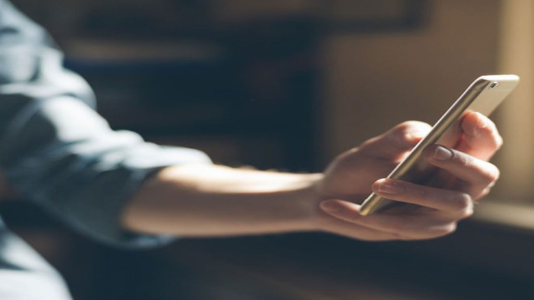 চোখের স্বাস্থ্য রক্ষার জন্য স্মার্টফোন ব্যবহারের ৬টি টিপস