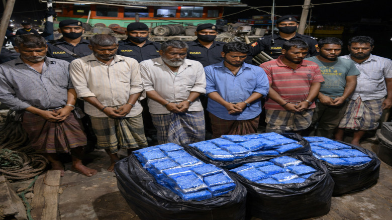 পতেঙ্গায় ট্রলার থেকে বিপুল ইয়াবা উদ্ধার, আটক ৯