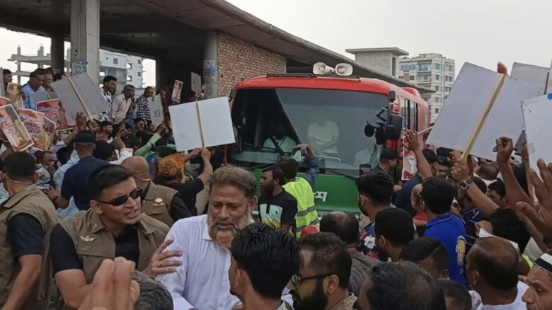 টঙ্গীতে প্রধানমন্ত্রীর গাড়িবহর ঘিরে বিএনপির বিক্ষোভ