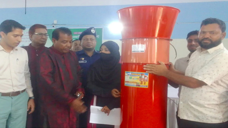 বগুড়ায় কৃষকদের মাঝে বিনামূল্যে সার-বীজ বিতরণ