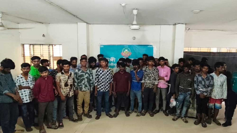 টঙ্গীতে পুলিশের বিশেষ অভিযানে একাধিক মামলার আসামি গ্রেপ্তার...