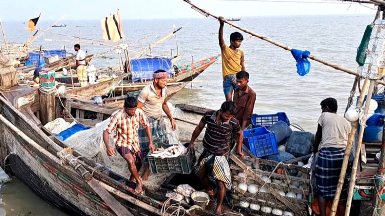 নিষেধাজ্ঞার পর আবারও মাছ শিকার শুরু