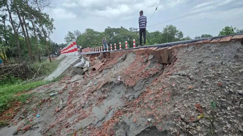 উদ্বোধনের আগেই ধসে পড়ল প্রায় পৌনে ৩ কোটি টাকার সড়ক-সেতু