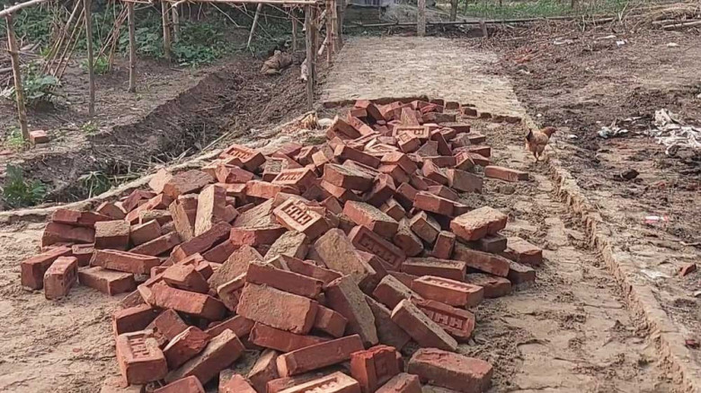 উদ্বোধনের চারদিন পর রাস্তার ইট তুলে নেওয়ার অভিযোগ বিএনপি নেত