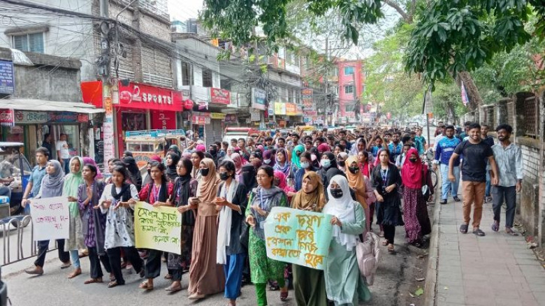 বিএম কলেজে সেশন ফি নিয়ে বিক্ষোভ, চার দফা দাবিতে আন্দোলন