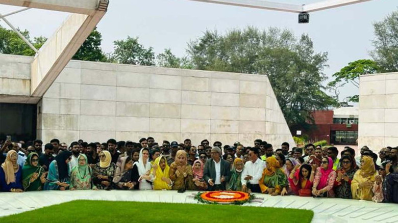 জিয়া উদ্যানে শ্রদ্ধা জানালেন বিএনপির নবনির্বাচিত নারী এমপিরা