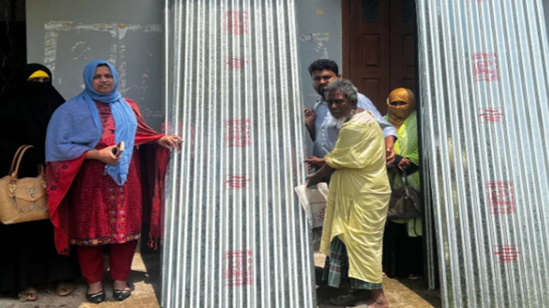 খাগড়াছড়িতে দুর্যোগে ক্ষতিগ্রস্তদের মাঝে ঢেউটিন বিতরণ