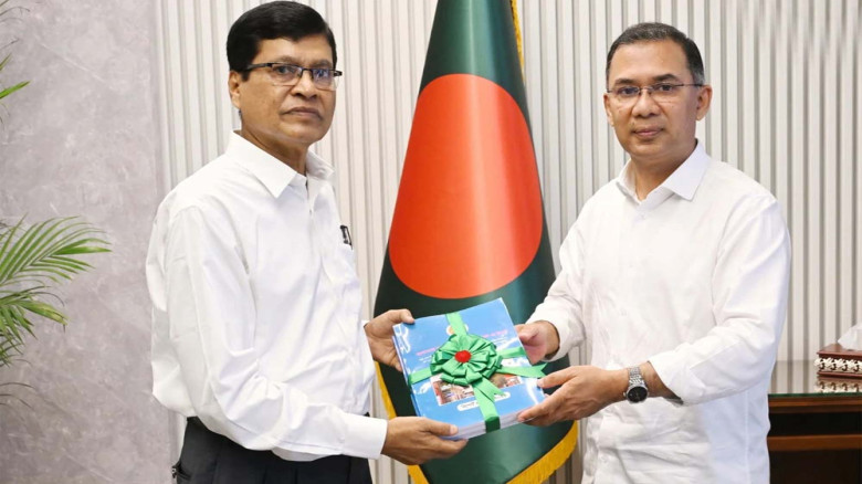 প্রধানমন্ত্রীর কাছে সিএজির ২০২১-২২ অর্থবছরের অডিট রিপোর্ট পে