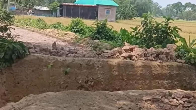 কালভার্ট নির্মাণের গর্ত খুঁড়ে লাপাত্তা ঠিকাদার, ভোগান্তিতে এলাকাবাসী...