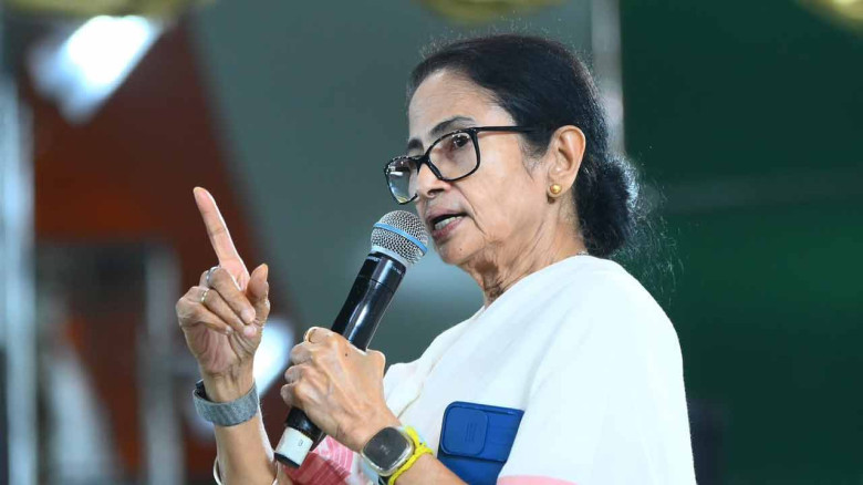 মমতার অভিযোগ ‘ভিত্তিহীন’, বলছে নির্বাচন কর্তৃপক্ষ