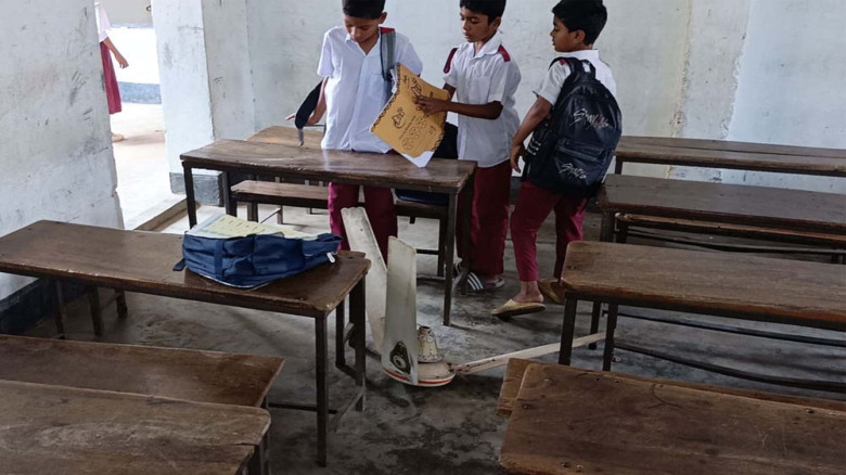 নারায়ণগঞ্জে শ্রেণিকক্ষে ফ্যান পড়ে আহত ৫ শিশু