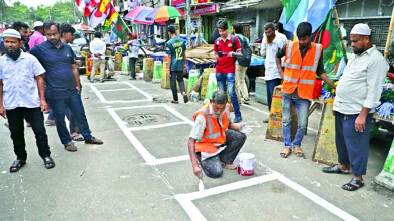 আইন-নীতিমালা ছাড়াই রাস্তায় হকার বসানো নিয়ে বাড়ছে প্রশ্ন