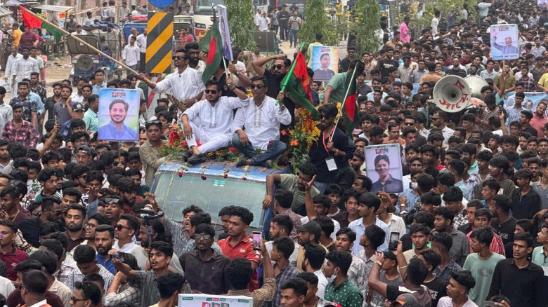 নোয়াখালীতে নতুন কমিটি ঘিরে ছাত্রদলের আনন্দ শোভাযাত্রা