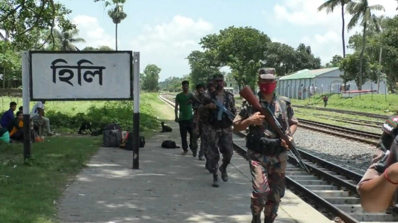 অবৈধ অনুপ্রবেশ ঠেকাতে হিলি সীমান্তে সতর্কতা