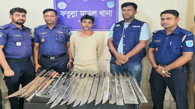 ফতুল্লায় দেশীয় অস্ত্রসহ যুবক আটক