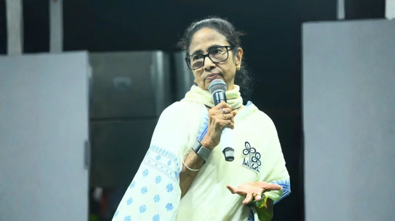 মুখ্যমন্ত্রীর পদ ছাড়ছেন না মমতা, পশ্চিমবঙ্গে বাড়ছে রাজনৈতিক 