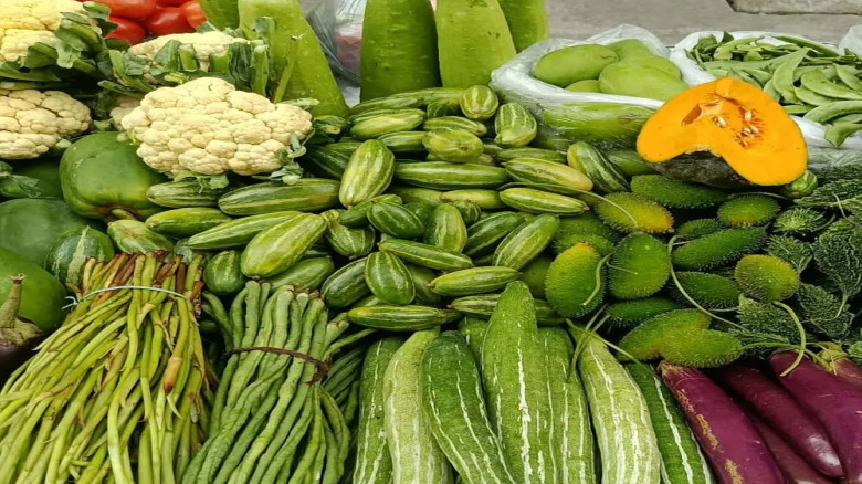 রাজধানীর বাজারে আগুন সবজির দাম, ভোগান্তিতে মানুষ