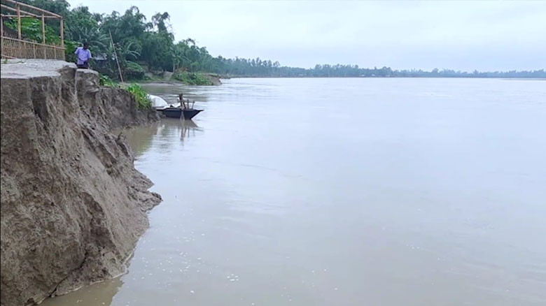 গঙ্গাধর নদীর ভাঙনে মানচিত্র থেকে হারাচ্ছে নারায়নপুরের চৌদ্দঘ