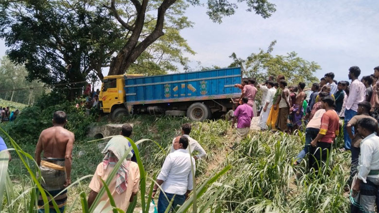 মানিকগঞ্জে সড়ক দুর্ঘটনায় প্রাণ গেল মোটরসাইকেলের তিন আরোহীর